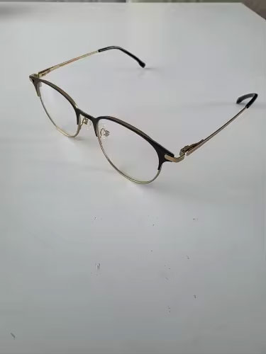 Photo from S***W review of DUETTO Two-Tone Titanium Glasses Frames