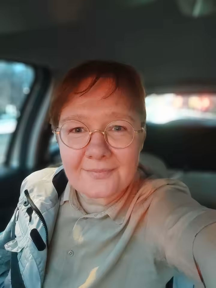 Photo from Edith F. Soto review of AZUMI Unisex 100% Titanium Oval Eyeglass Frames