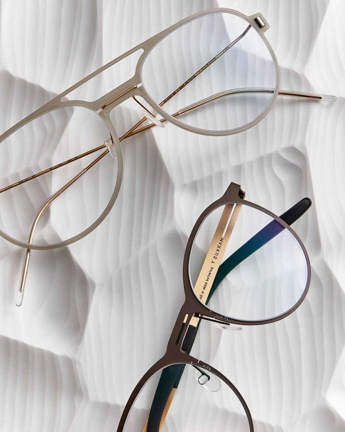 Lightweight pure titanium eyeglasses frame holding thin high-index prescription lenses