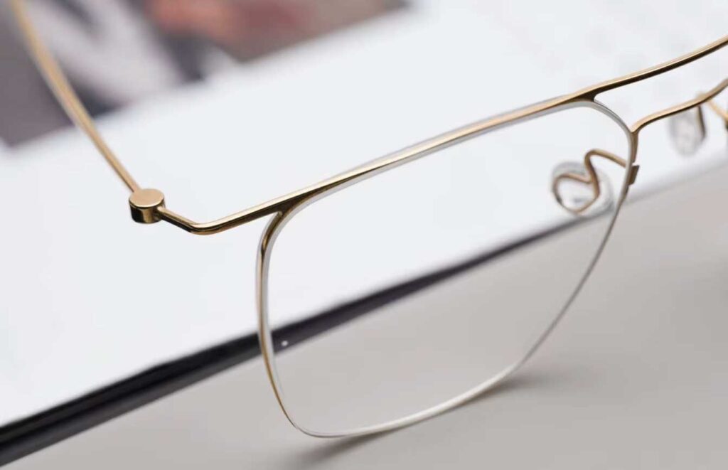 screwless vs hinged glasses