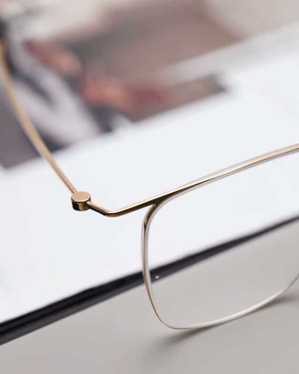 Screwless-vs-Hinged-Glasses